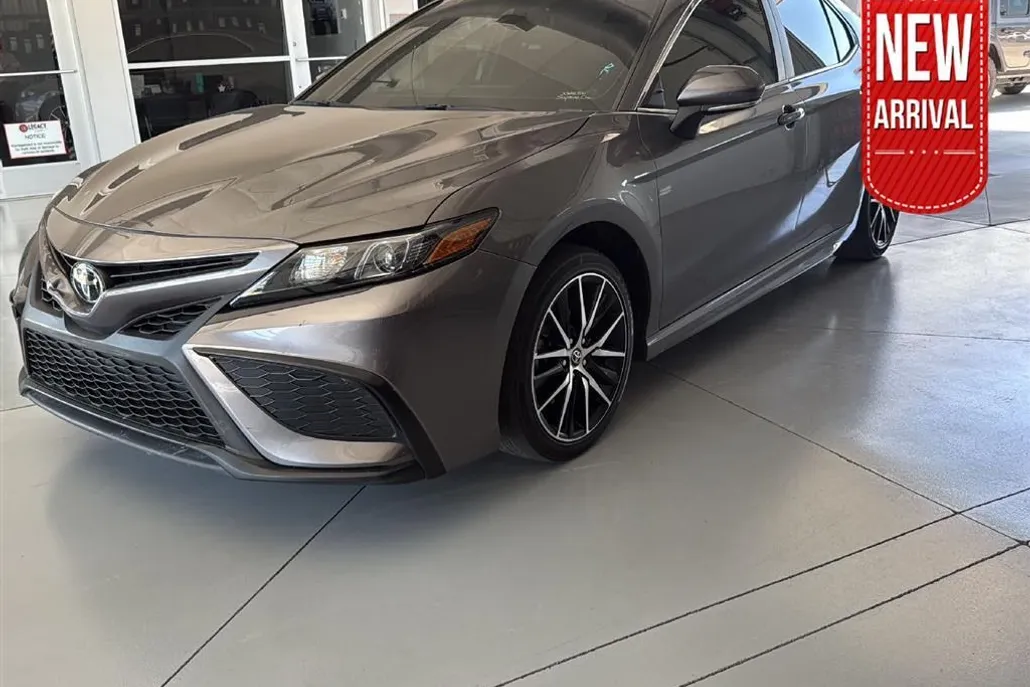 2024 Toyota Camry SE photo 1