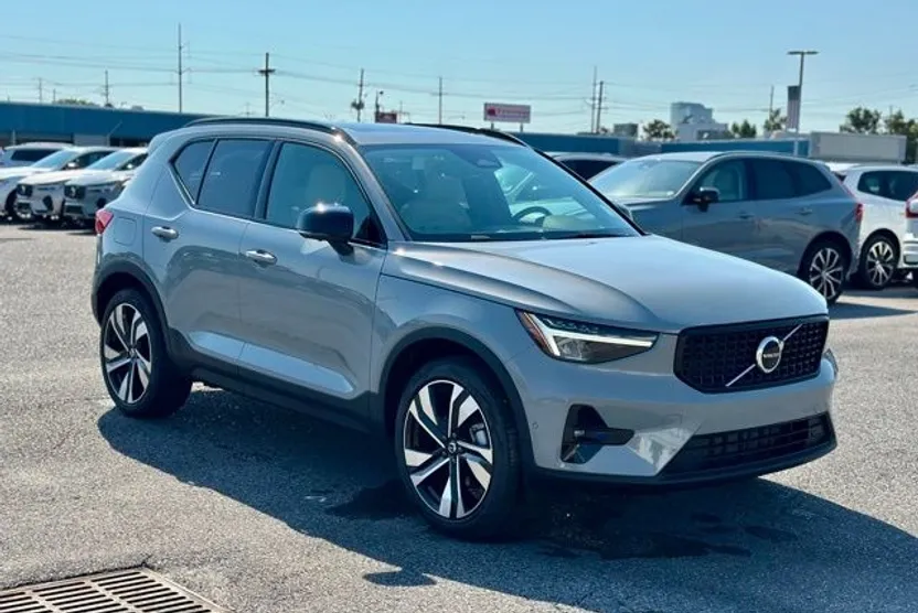 2025 Volvo XC40 Plus photo 1