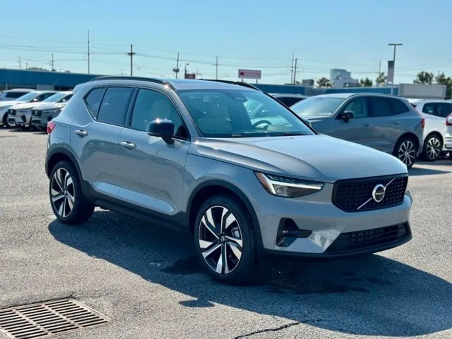 2025 Volvo XC40 Plus photo 1