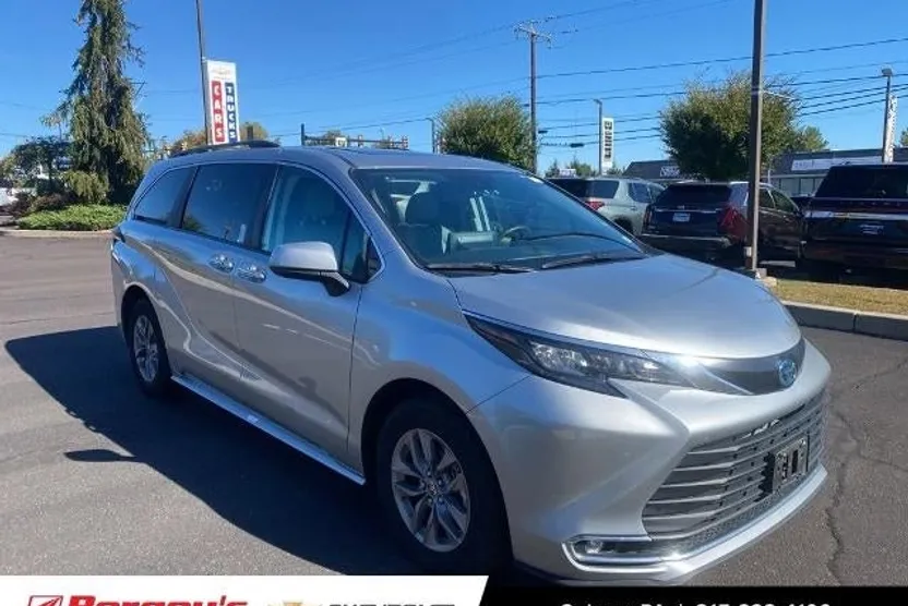 2024 Toyota Sienna XLE photo 1