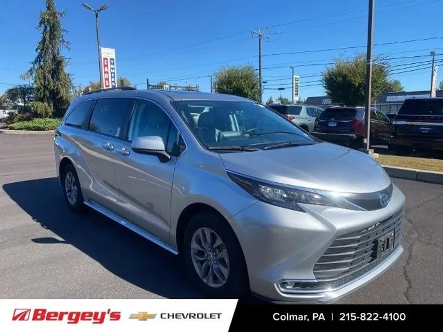 2024 Toyota Sienna XLE photo 1