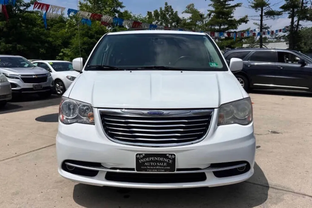 2014 Chrysler Town & Country Touring photo 1