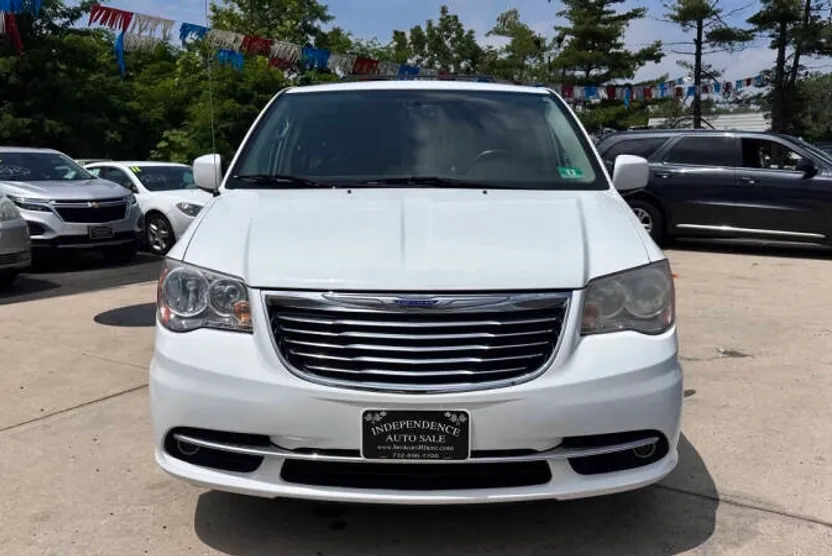2014 Chrysler Town & Country Touring photo 1