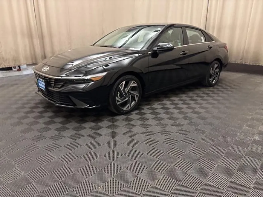 2025 Hyundai Elantra Limited photo 1