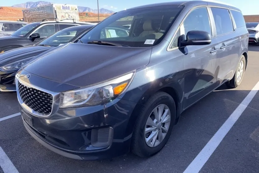 2017 Kia Sedona LX photo 1