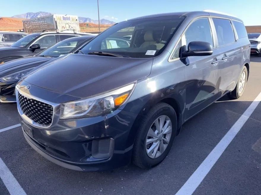 2017 Kia Sedona LX photo 1