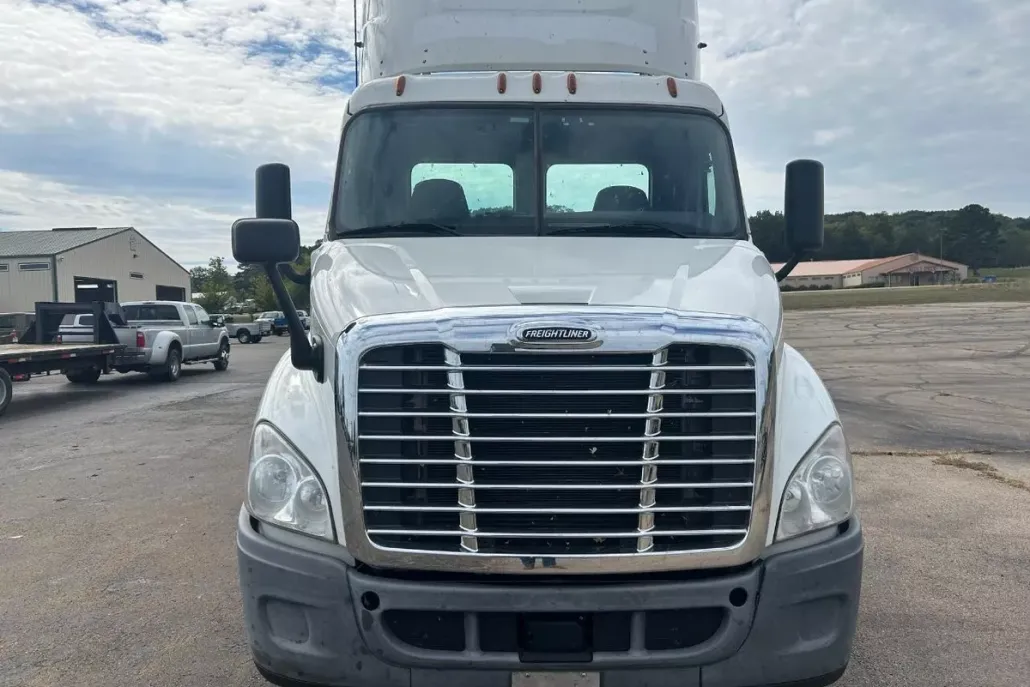 2017 Freightliner Cascadia 113" sleeper cab photo 1