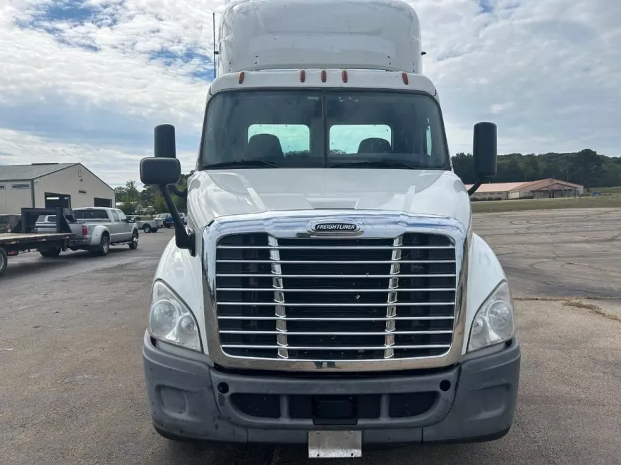 2017 Freightliner Cascadia 113" sleeper cab photo 1