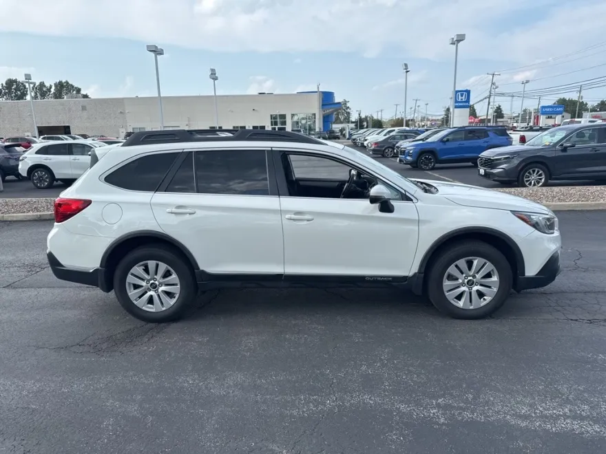 2019 Subaru Outback 2.5i Premium photo 1