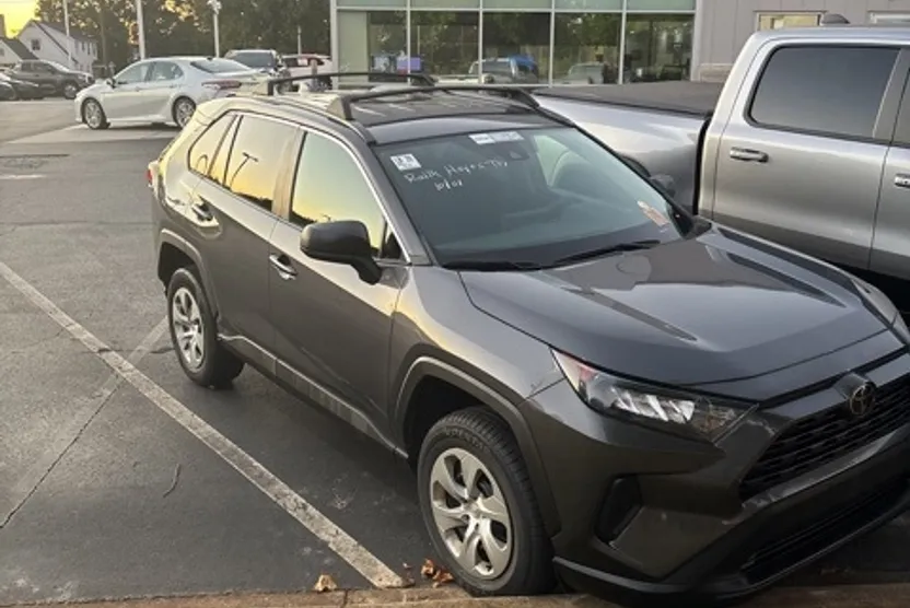 2021 Toyota RAV4 LE photo 1