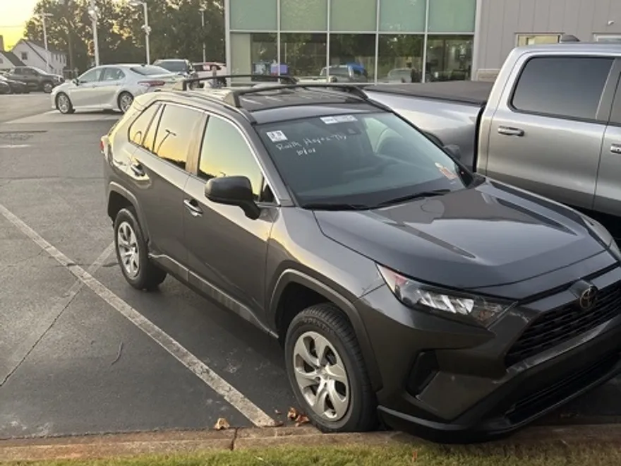 2021 Toyota RAV4 LE photo 1