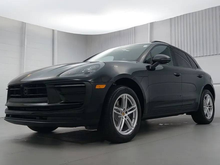 2025 Porsche Macan T photo 1