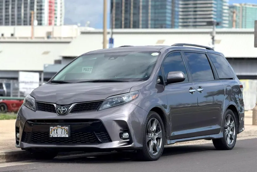 2020 Toyota Sienna SE photo 1
