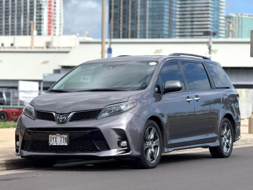 2020 Toyota Sienna SE photo 1
