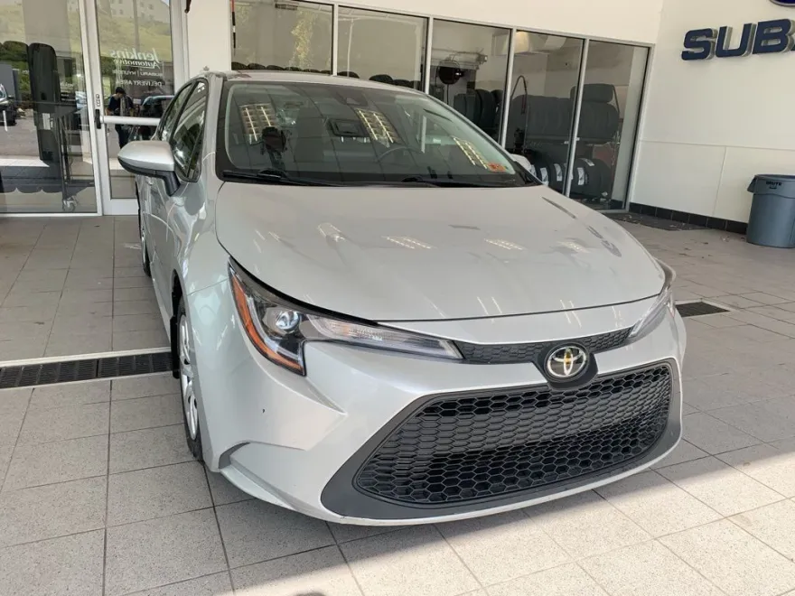 2022 Toyota Corolla LE photo 1