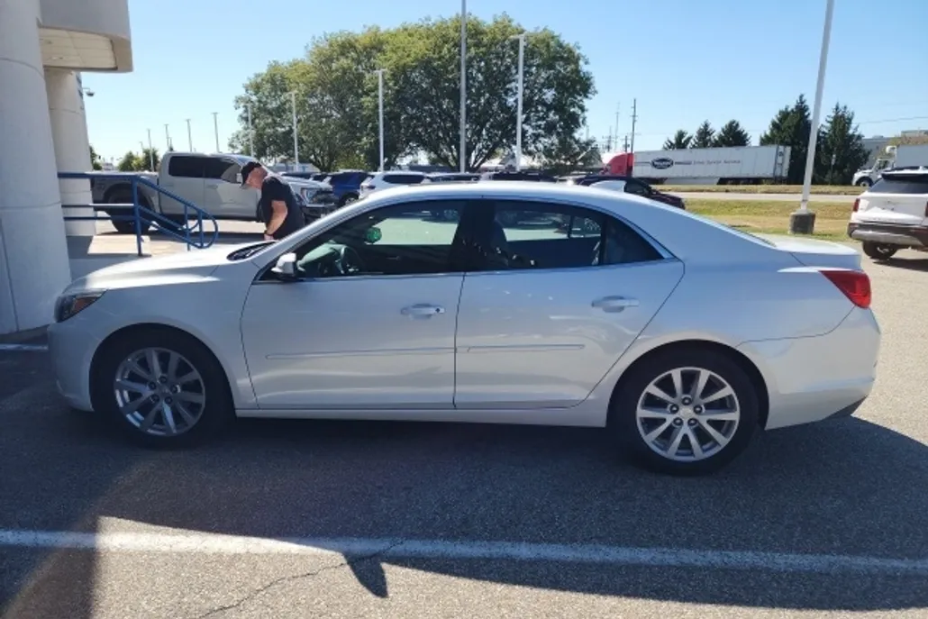 2015 Chevrolet Malibu 2LT photo 1