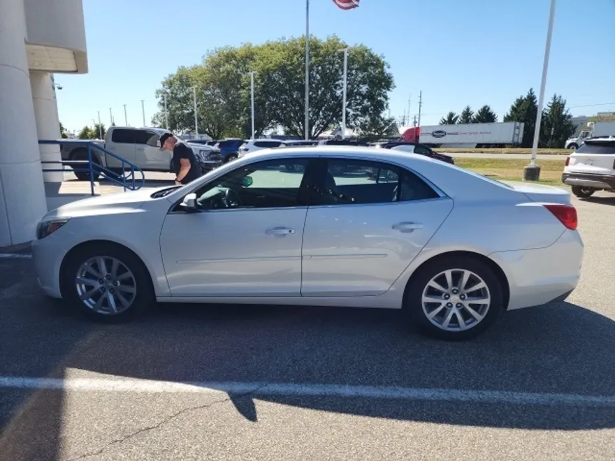 2015 Chevrolet Malibu 2LT photo 1