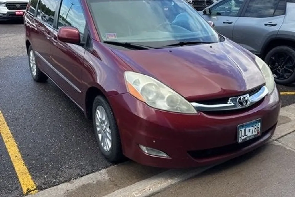 2008 Toyota Sienna XLE photo 1