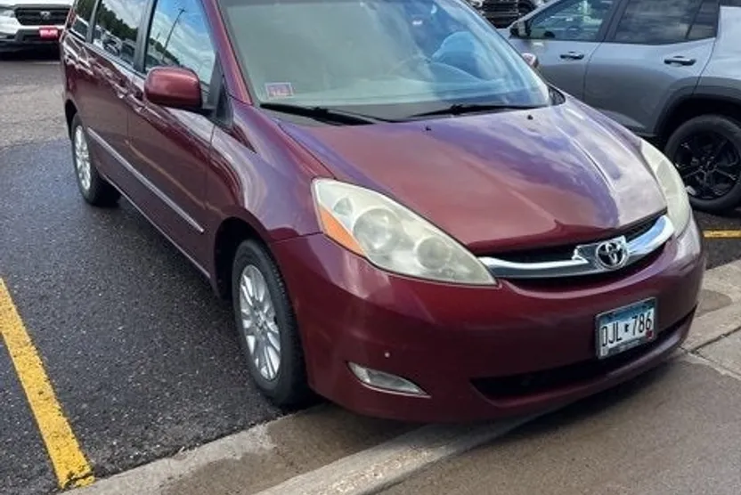2008 Toyota Sienna XLE photo 1
