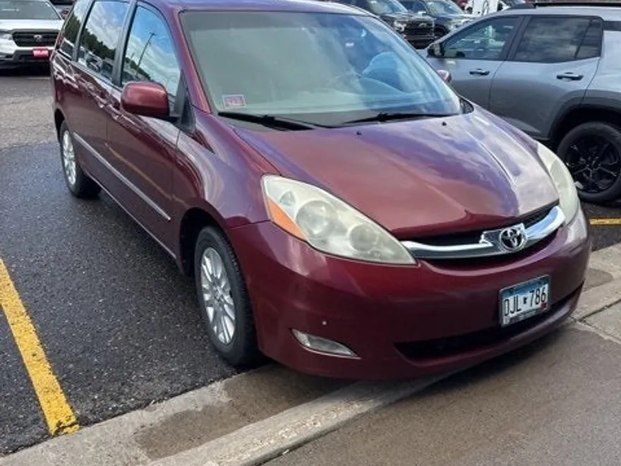 2008 Toyota Sienna XLE photo 1