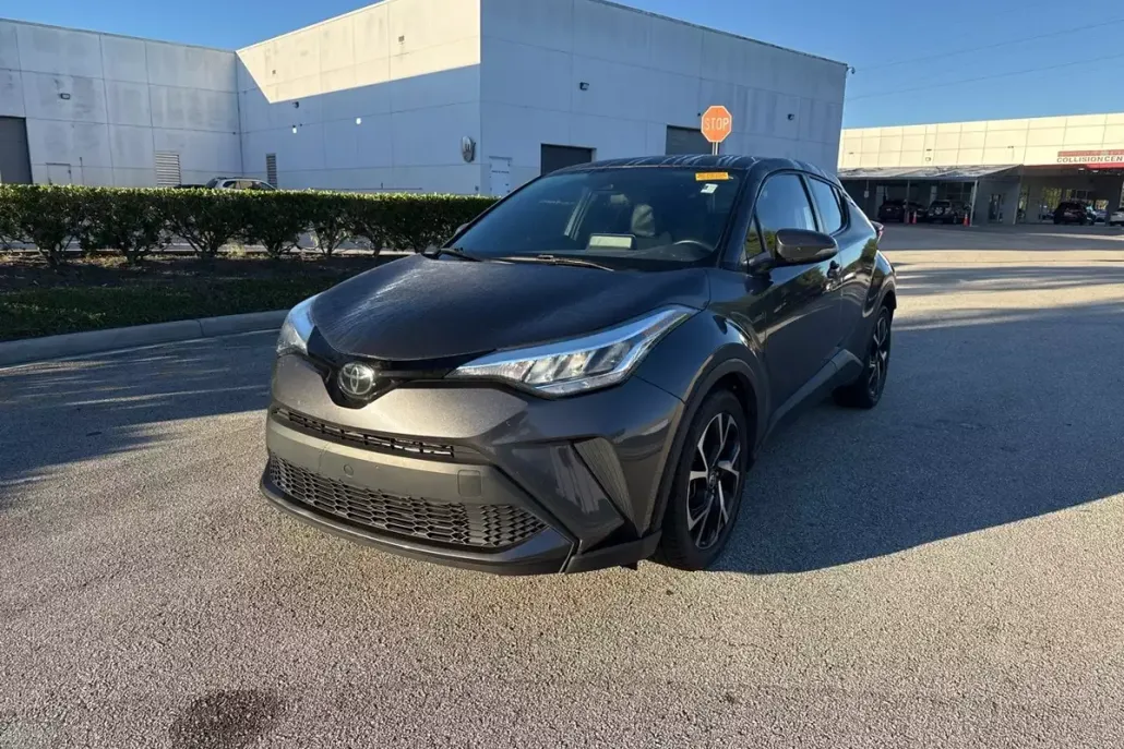 2022 Toyota C-HR XLE photo 1