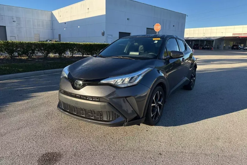 2022 Toyota C-HR XLE photo 1