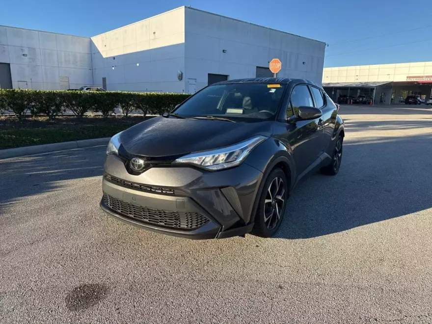 2022 Toyota C-HR XLE photo 1