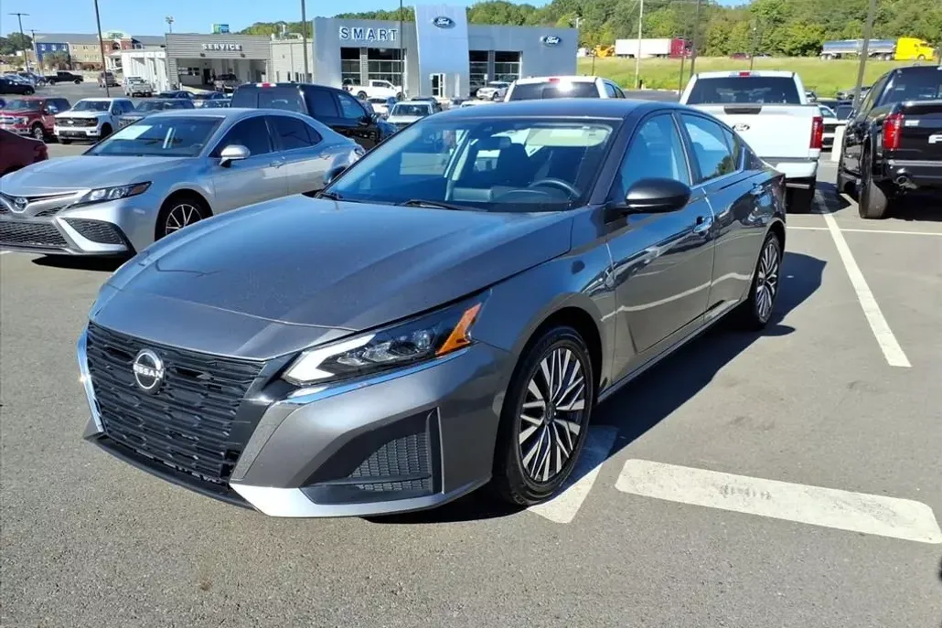 2024 Nissan Altima 2.5 SV photo 1