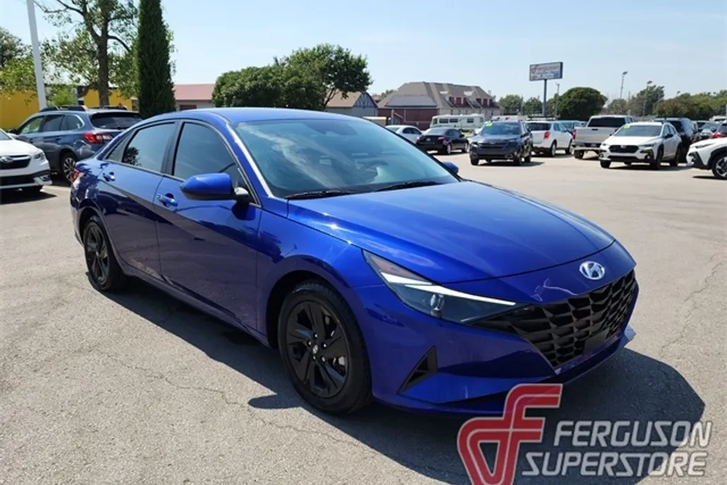 2022 Hyundai Elantra SEL Convenience photo 1