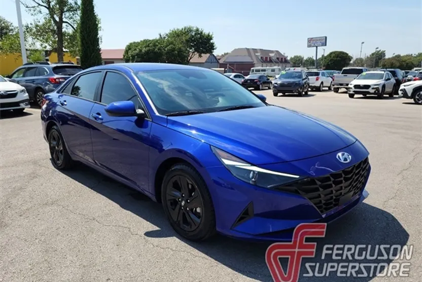 2022 Hyundai Elantra SEL Convenience photo 1