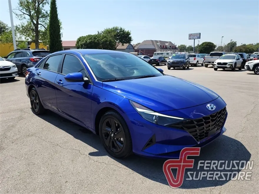2022 Hyundai Elantra SEL Convenience photo 1