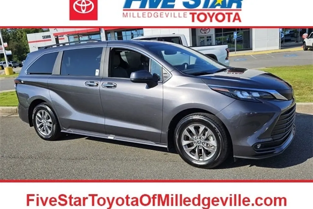 2025 Toyota Sienna XLE photo 1