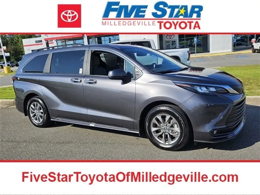 2025 Toyota Sienna XLE photo 1