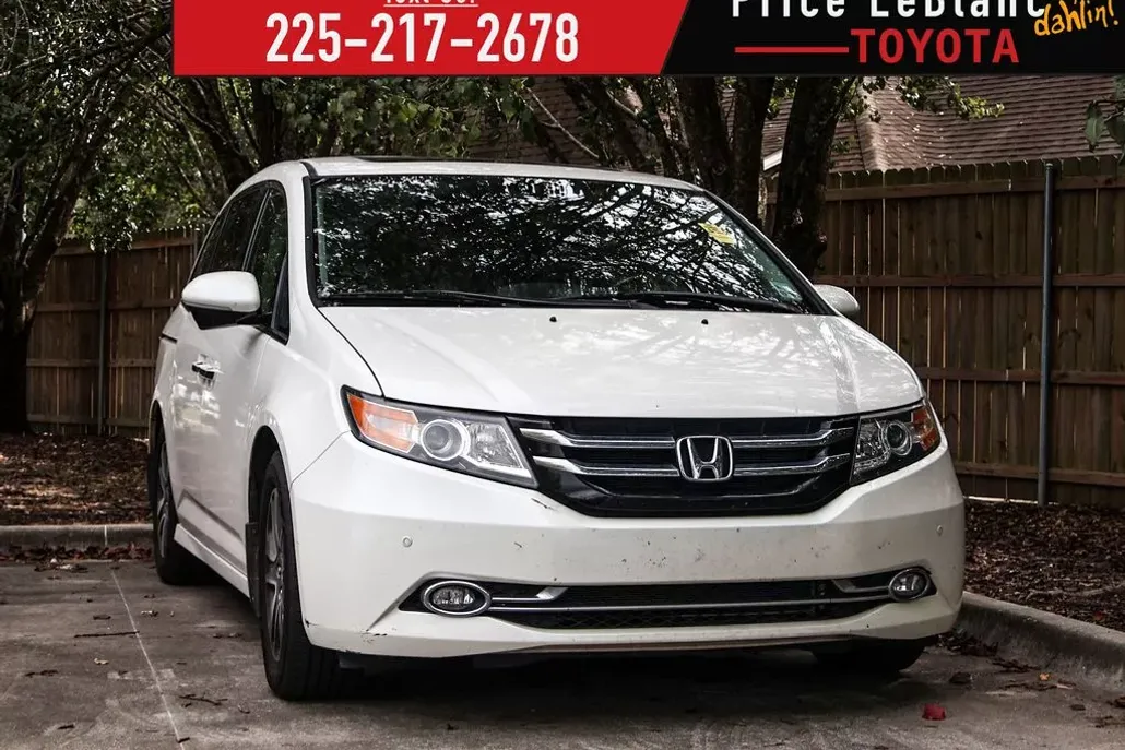 2015 Honda Odyssey Touring photo 1