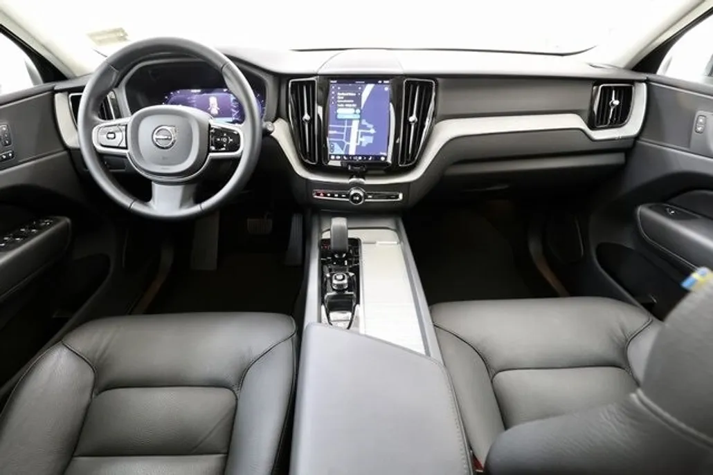 2025 Volvo XC60 B5 Plus photo 1