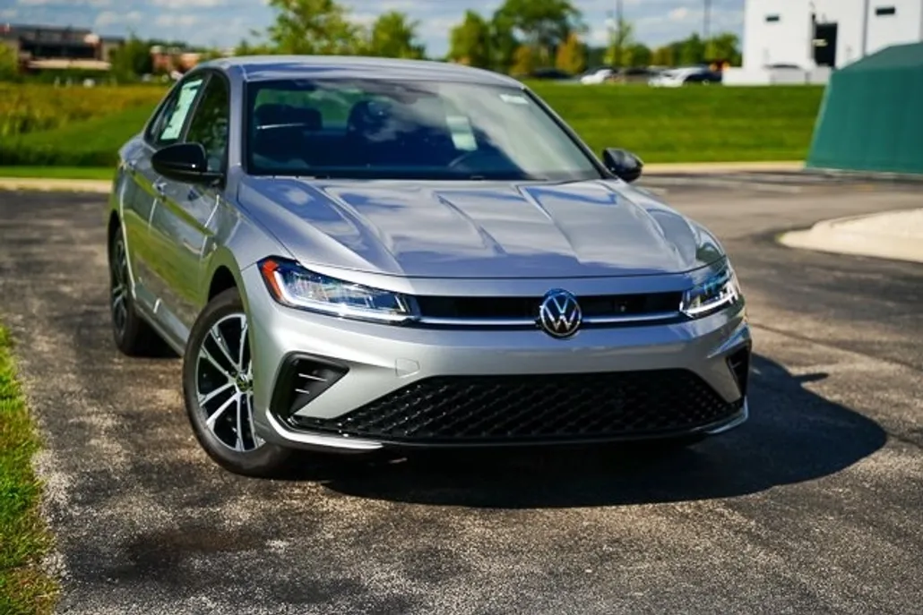 2025 Volkswagen Jetta 1.5T Sport photo 1