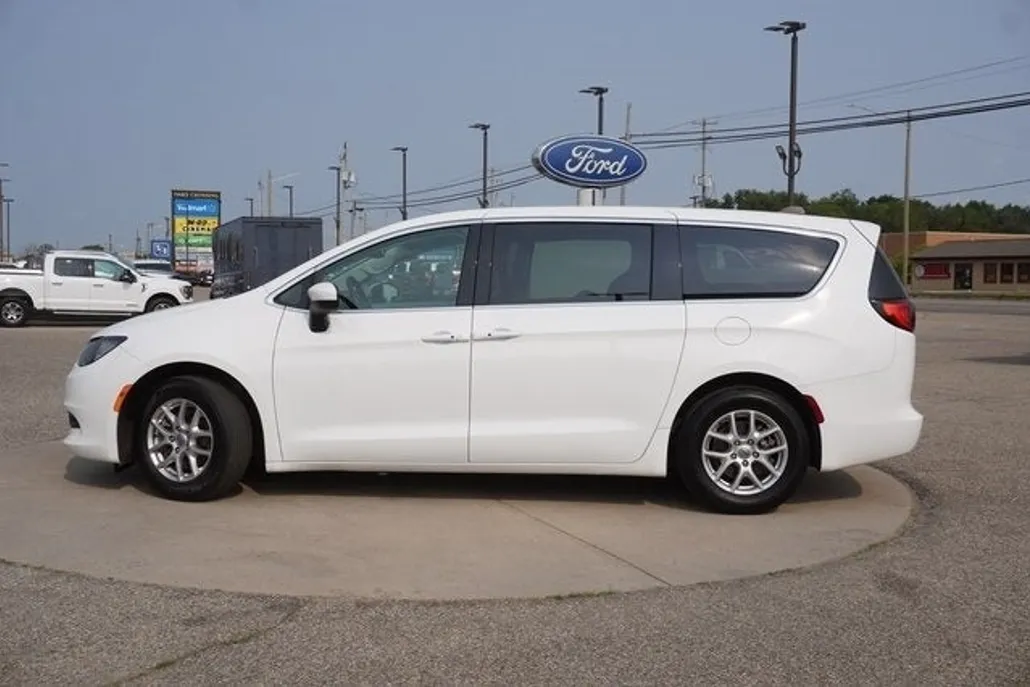 2023 Chrysler Voyager LX photo 1