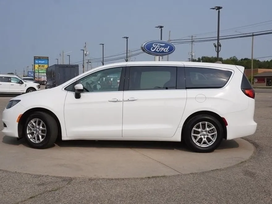 2023 Chrysler Voyager LX photo 1
