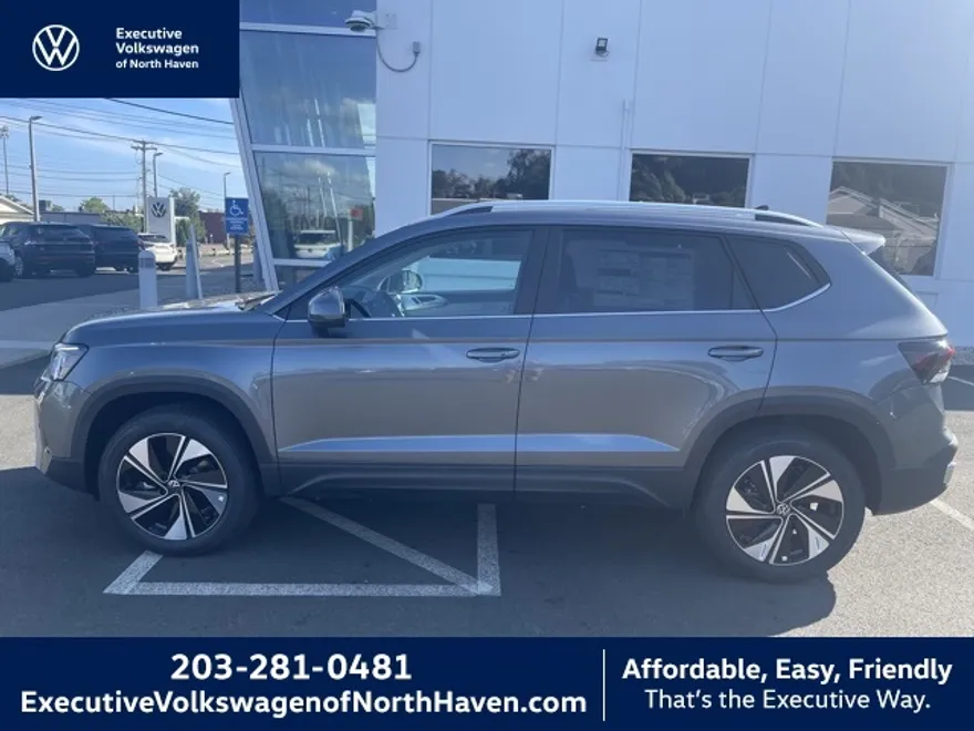 2025 Volkswagen Taos SE photo 1