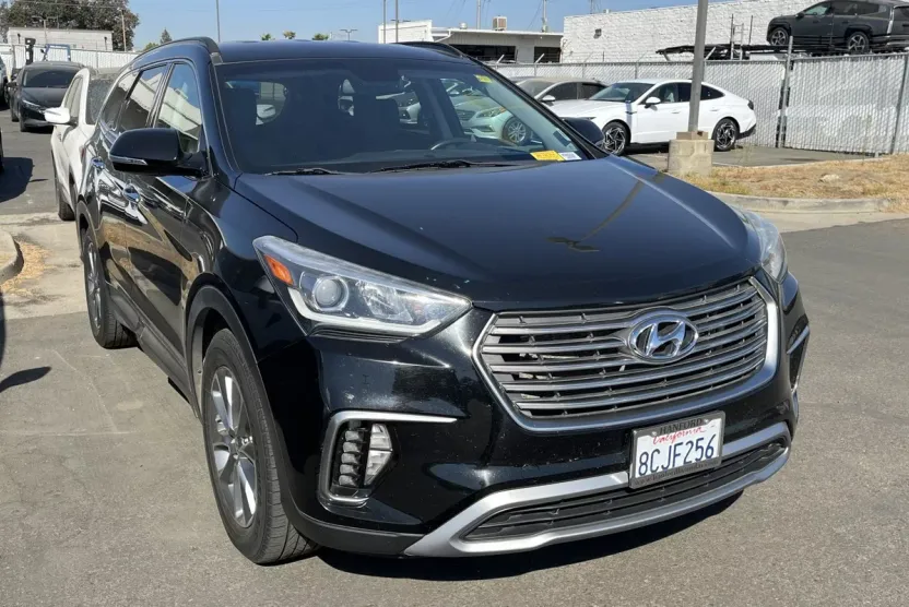 2017 Hyundai Santa Fe SE photo 1