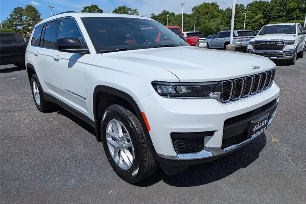 2025 Jeep Grand Cherokee Laredo photo 1