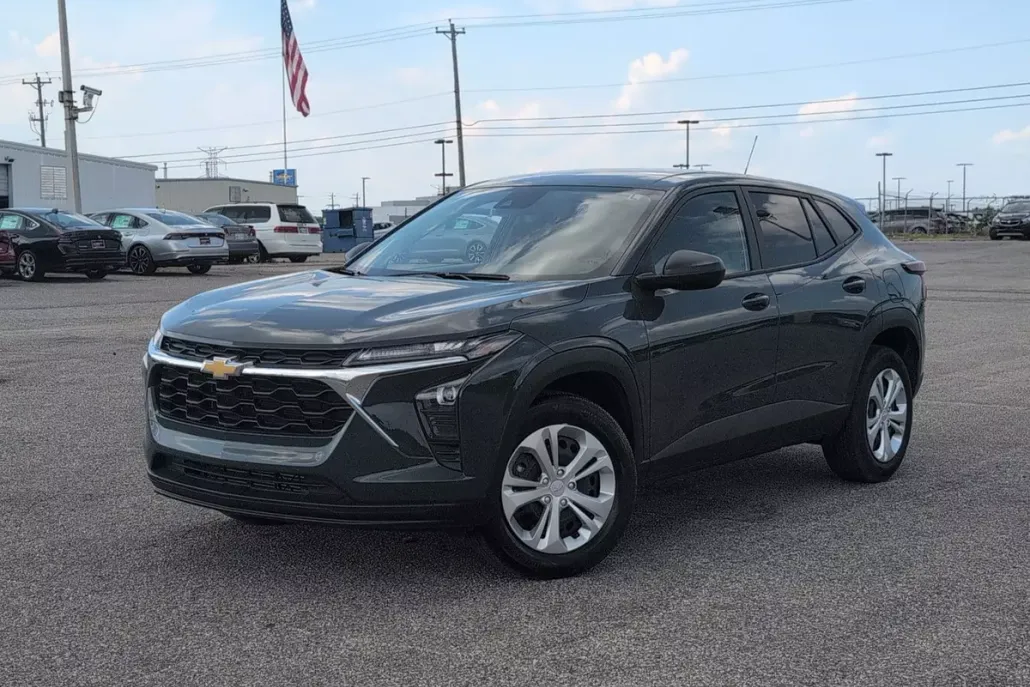 2025 Chevrolet Trax LS photo 1