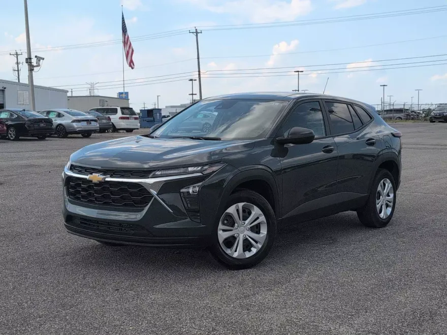 2025 Chevrolet Trax LS photo 1