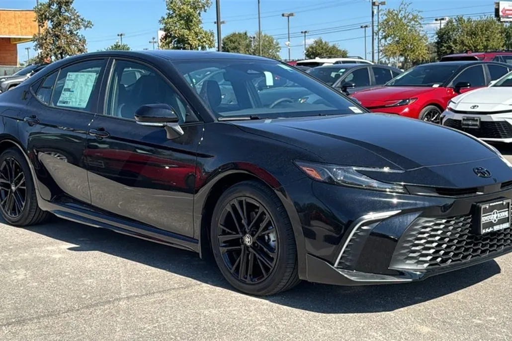 2026 Toyota Camry SE photo 1