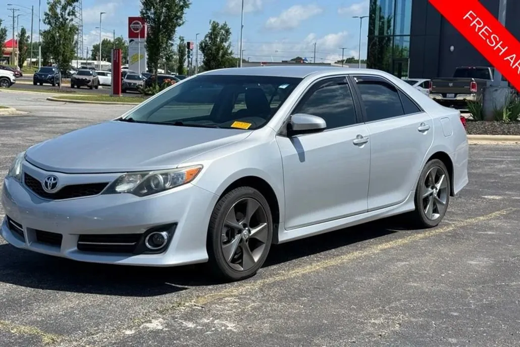 2012 Toyota Camry SE photo 1