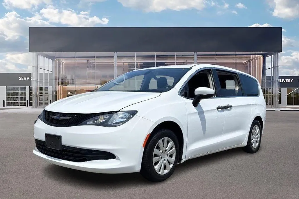 2020 Chrysler Voyager L photo 1