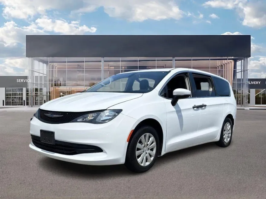 2020 Chrysler Voyager L photo 1
