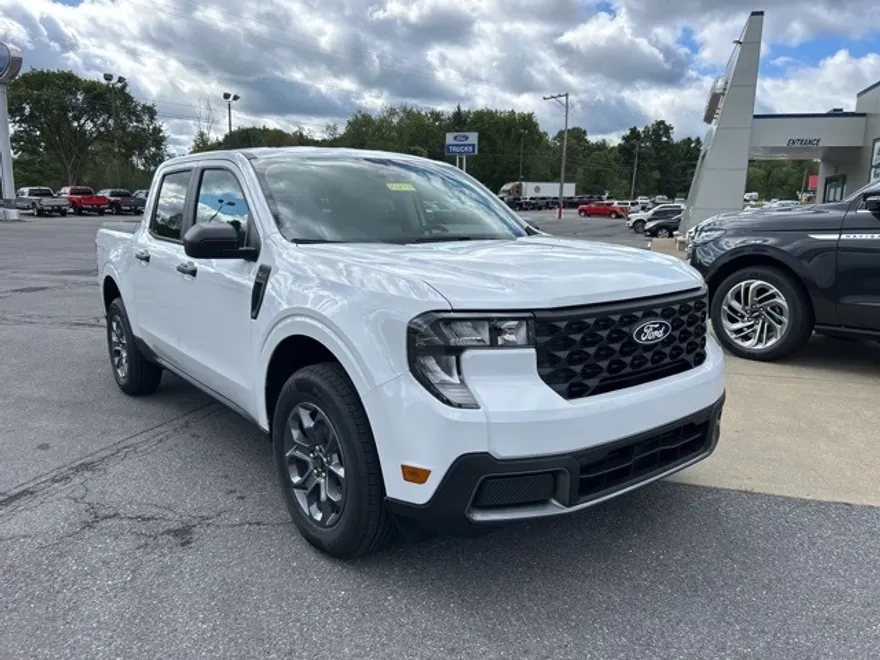 2025 Ford Maverick XLT photo 1