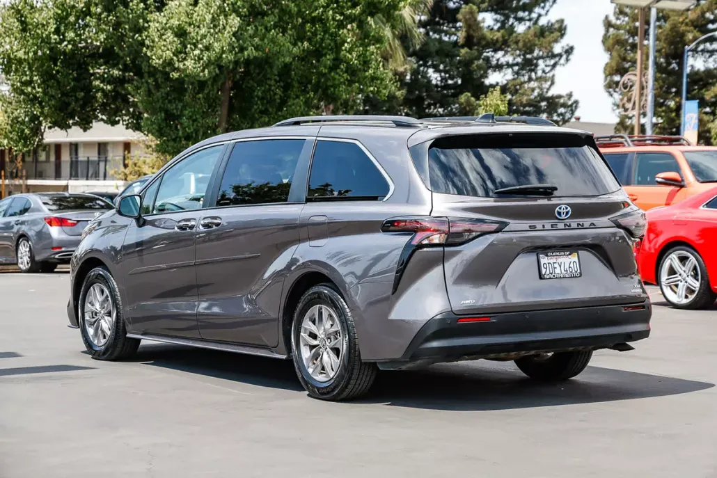 2023 Toyota Sienna XLE photo 1