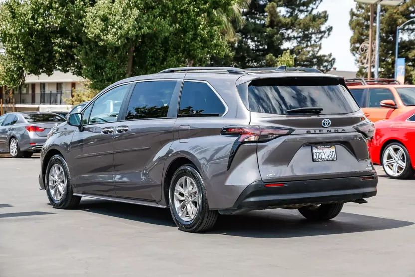 2023 Toyota Sienna XLE photo 1